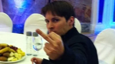 Telegram отреагировал на обвинение Дурову в терроризме фото с жестом