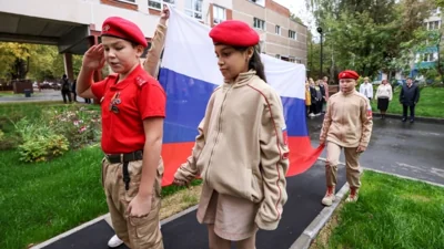 Учебники Мединского, оценки за поведение и курс "ДНК России". Что ждет школьников в новом учебном году – и можно ли этого избежать