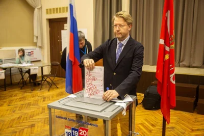 На председателя «Яблока» Николая Рыбакова составили протокол о мелком хулиганстве из-за антивоенной надписи на бюллетене