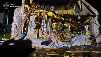В Киеве после ночной российской атаки загорелся корпус учебного заведения