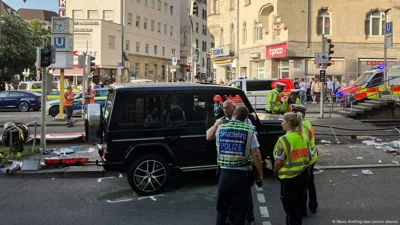 В Штутгарте автомобиль наехал на толпу, погибла женщина