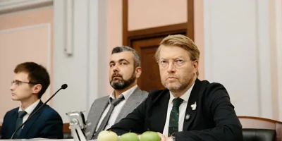 «Яблоко» пытаются снять с выборов за ИИ-картинки и отступление от линии Кремля