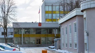На посольство РФ в Швеции дрон сбросил емкость с краской