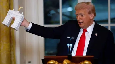 «Нигде в мире не будет подобного». Трамп хочет построить в Вашингтоне триумфальную арку с дронами, оружием и снайперами
