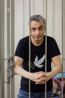 Льва Шлосберга приговорили к 11 годам и 1 месяцу колонии за участие в дебатах о войне и репост «Эха Москвы» с обложкой Daily Mirror